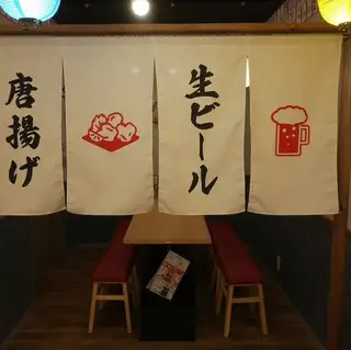 明るい木目調の店内。どこか懐かしさを感じる店内で自慢の餃子とお酒をお楽しみください。