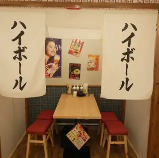 店内はどこか懐かしい風情が漂う店内となっており、昔ながらの魅力的なメニューが豊富にそろっております。下町酒場のような親しみやすい雰囲気とリーズナブルな価格で気軽にご利用いただける大衆酒場となっております！