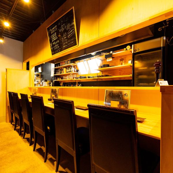 ≪オープンカウンター≫ オープンカウンターから目の前で繰り広げられる鉄板料理の調理シーンはシェフが手際よく食材を焼き上げる様子を間近で楽しめ、香ばしい香りと焼き上げる音が食欲をそそります。お客様との距離感が近く、会話を交えながら料理が出来上がる過程を共有できるのも魅力の一つ！