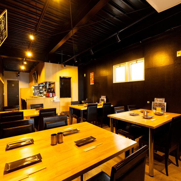 ≪テーブル席≫ ゆったりとしたスペースでくつろげる贅沢な空間。4名掛けテーブルを4卓ご用意しており、少人数から大人数まで柔軟に対応可能です。友人との楽しい集まりや、ファミリーでのディナーに最適。周囲を気にせず、リラックスした雰囲気の中で、美味しい料理を心ゆくまで楽しめます◎