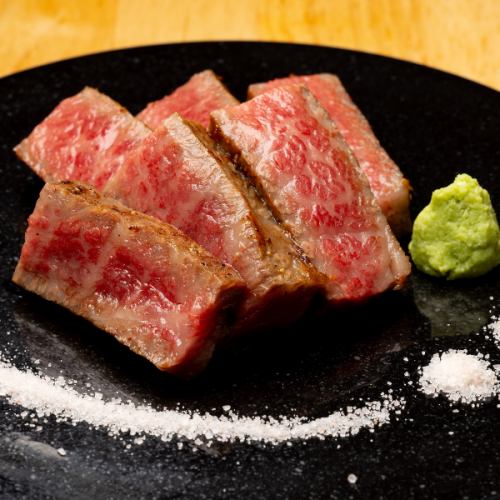 ≪熱々の鉄板で焼く松阪牛は格別の美味しさ◎≫ 松阪牛サーロイン ￥540（税込）