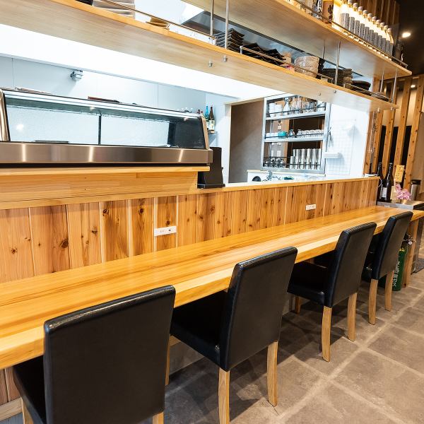 【カウンターでゆっくりとお楽しみ頂けます★】カウンター全8席ございますので、お1人様やデートも大歓迎です◎豊富なお料理とお酒をご用意してお待ちしております！