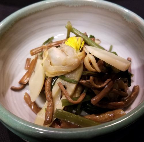 Stir-fried clams and wild vegetables