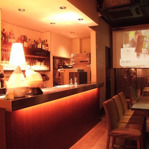 The bar counter on the 2nd floor has a stylish atmosphere reminiscent of a bar lounge.