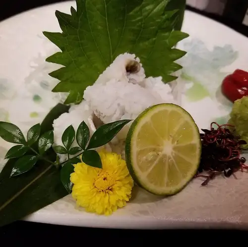 ハモの湯引き《梅肉添え》