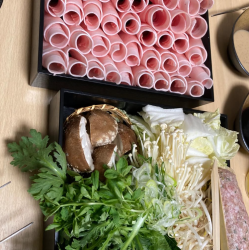 猪里脊肉、猪肚和蔬菜丸子套餐