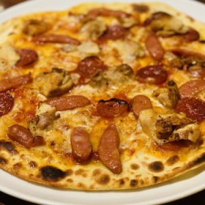 [PIZZA便宜又好吃]使用意大利粗麵粉的窯爐烤製的比薩含稅980日元