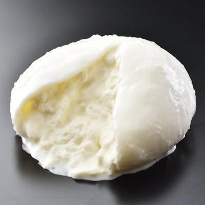 生モッツァレラのブラータチーズの生ハムトマトは絶品です。