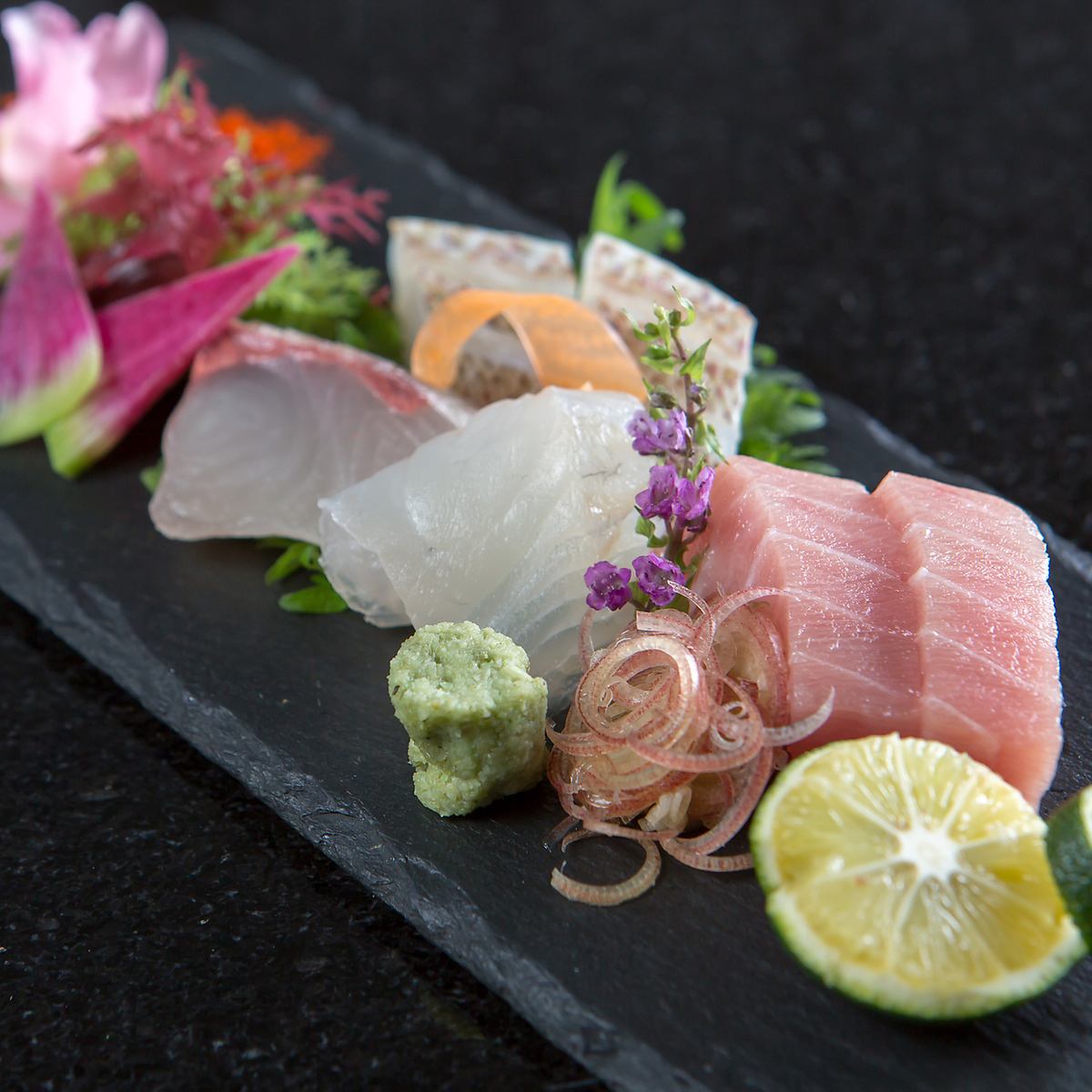 Their specialty is sashimi made with fresh fish, and earthen pot taimeshi! There's also sake that goes perfectly with it!