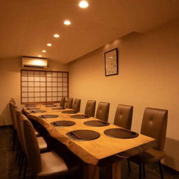 [Suitable for various occasions!] We have two Japanese-style rooms with sunken kotatsu seats and one private room that can accommodate up to 12 people.Please use the Japanese-style room with sunken kotatsu for dates, medium-sized drinking parties, and entertainment, and the large private room for large-scale drinking parties and reunions. Enjoy a relaxing moment in a high-quality, completely private room.