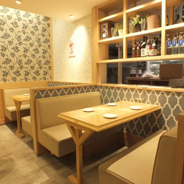いつでも気軽にフラッと利用できる焼き鳥居酒屋。鳥メロでは気心知れた友人や会社の同僚と気兼ねなく、ゆったりと飲み会を満喫できるお席を完備しております。こだわりの鳥料理を囲みながら90種以上の多彩なドリンクを片手に楽しいお時間をお過ごしください♪※画像はイメージです。お席の詳細は店舗により異なります。