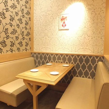 女子会や合コンにも最適なソファー席♪当店ではご利用人数に合わせてお席の配置を変えることができますので、お気軽にスタッフまでご相談ください♪