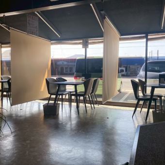 木のぬくもりを感じさせる暖かみのある店内はご友人やご家族で気兼ねなくご来店ください。人数にあわせてレイアウトの変更も可能です。