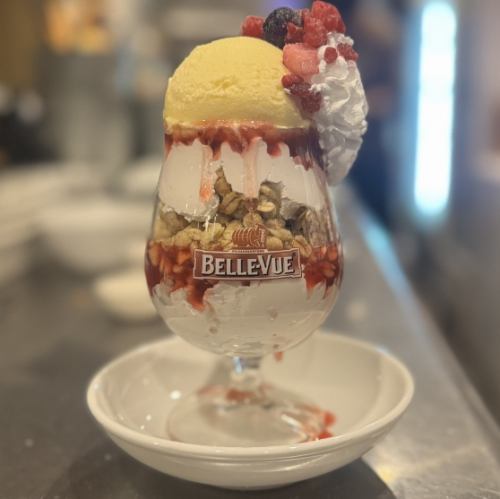 フルーツグラノーラのベリーパフェ