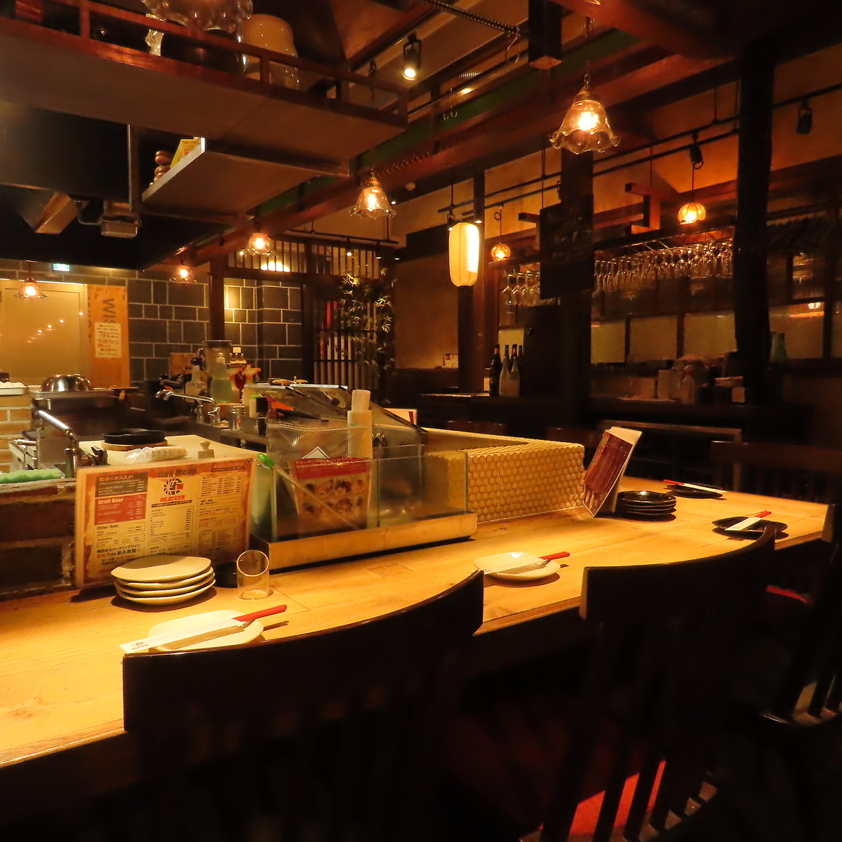 外観の雰囲気とは対照的に、店内の広々とした空間はまさに隠れ家