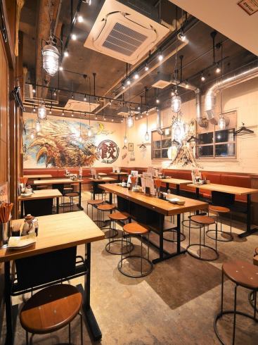 肉汁飛び出るアツアツ餃子と新鮮な馬刺しが楽しめる大衆居酒屋