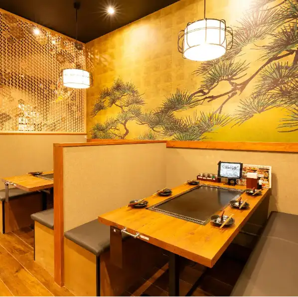 店内には仕切り付きの席もご用意しております。プライベートな会話や、ゆっくりくつろぐ時間をお楽しみいただけます。カップル、ご家族、少人数グループはもちろん、接待やお一人様利用にもぴったり。くいだおれのまち・大阪で、大阪名物を堪能しながら、楽しいひとときをぜひお過ごしください。