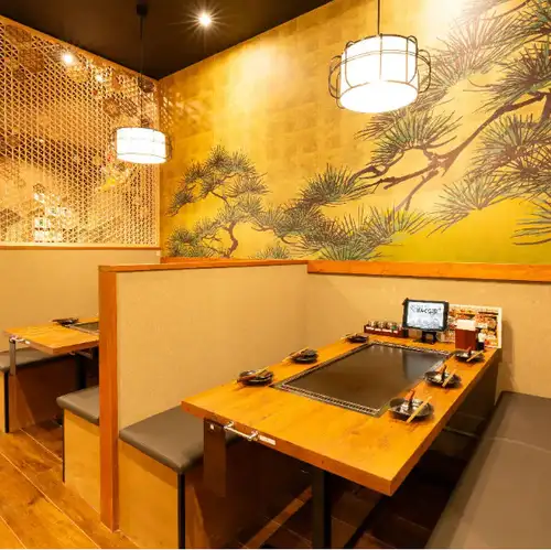 <p>店内には仕切り付きの席もご用意しております。プライベートな会話や、ゆっくりくつろぐ時間をお楽しみいただけます。カップル、ご家族、少人数グループはもちろん、接待やお一人様利用にもぴったり。くいだおれのまち・大阪で、大阪名物を堪能しながら、楽しいひとときをぜひお過ごしください。</p>