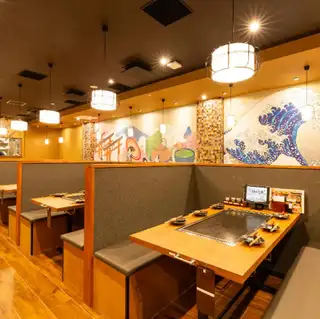 店内には仕切り付きのお席もございますので、周りを気にせずゆっくりとお過ごしいただけます。カップルでのデートやご家族でのお食事、少人数での集まりはもちろん、接待やお一人様のご利用にもぴったり。落ち着いた空間で、プライベートな時間をお楽しみください。
