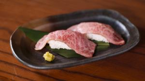 Grilled fatty black wagyu beef sushi (2 pieces)