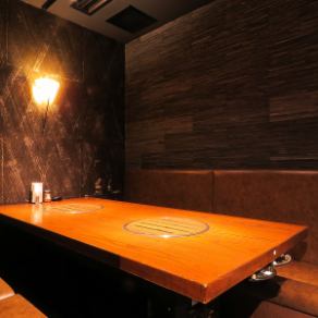 We have VIP private rooms for 2 to 8 people.This private space is perfect for special occasions, celebrations for loved ones, and entertaining.Please enjoy a relaxing time.We accept a minimum spend of 8,000 yen per person.