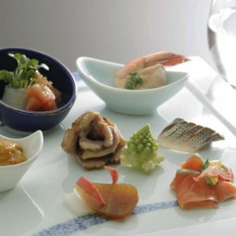 主廚搭配套餐<8道菜>使用嚴選的鮮魚、優質食材、時令食材烹調的時令精緻料理（11,000日圓）