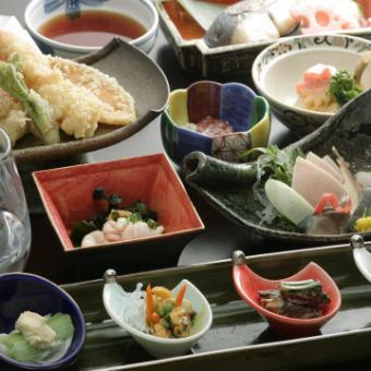 Omakase豪华套餐<8道菜>使用优质鲜鱼、优质食材和时令食材制成的豪华菜肴（16,500日元）