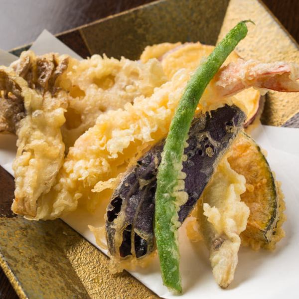 特选时令食材的天妇罗（每人1,350日元）搭配精心挑选的浓稠白芝麻油，盐和鱼香汤