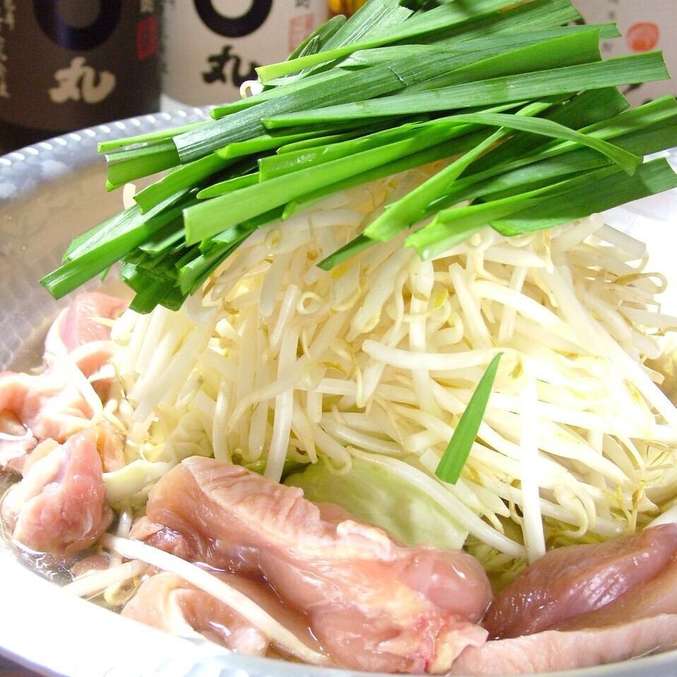 名物とり鍋はコラーゲンたっぷり♪塩or醤油orピリ辛味噌でどうぞ