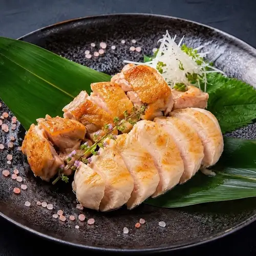 旨味あふれる宮崎県産「じとっこ」を使用。素材の良さを引き出す「岩塩焼き」