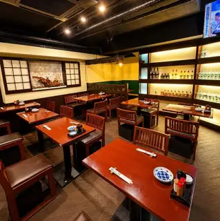 少人数でのお食事やサク飲みに使い勝手の良い2名様用テーブル席。デートやご友人との語り合いなど、カジュアルにご利用いただけます。