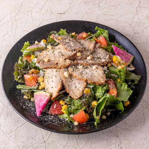 道産焼豚のせ彩りシーザーサラダ