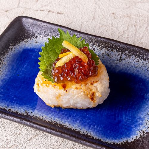 雲丹醤焼きおにぎり - いくらのせ -