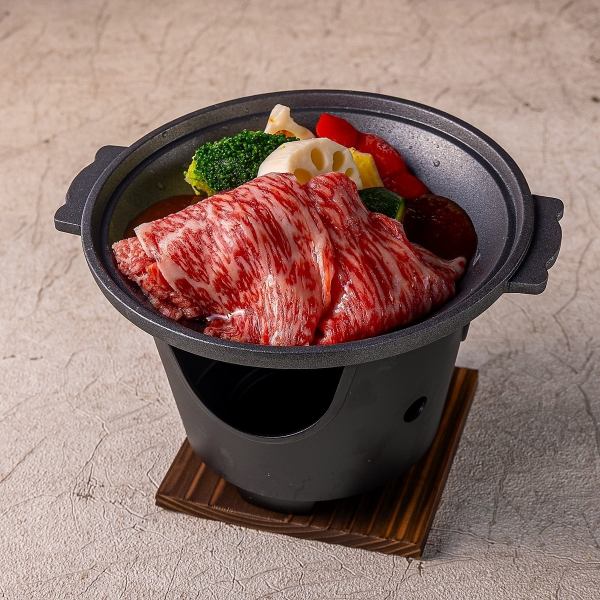 北海道食材の陶板焼きや逸品、道産和牛を使用した当店イチオシの創作料理を地酒とともにお楽しみください♪