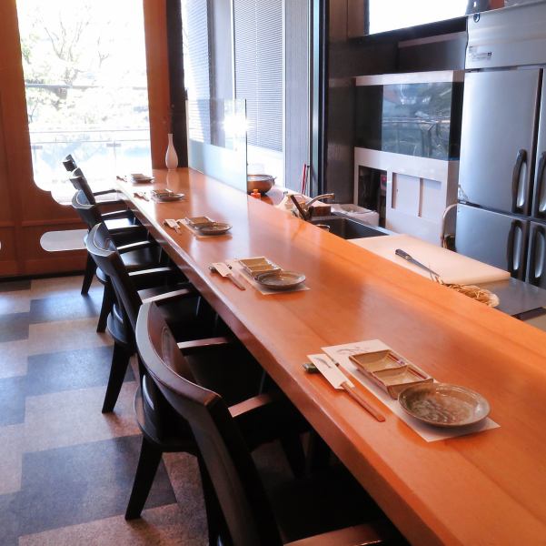 ◆◇We have a wooden counter where you can relax and enjoy your meal◇◆Recommended for drinking alone or on a date.We also accept requests such as "I want to entertain guests from outside the prefecture", "I want alcohol to be the main dish and snacks", and "I want to focus on volume because the main meal is food".