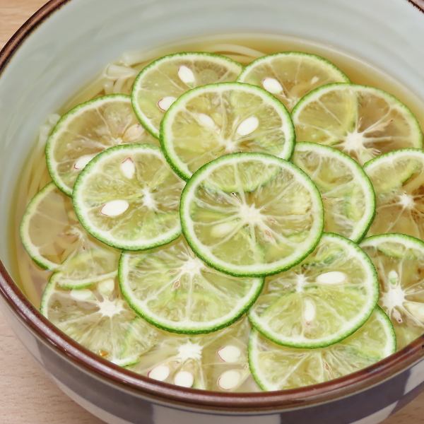 長崎・五島うどんを使用!さっぱりとした喉越しは〆に最適な元祖すだちうどん