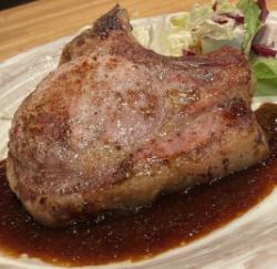 トマホーク350g骨付き豚のジューシーでコクのある味をお楽しみください。
