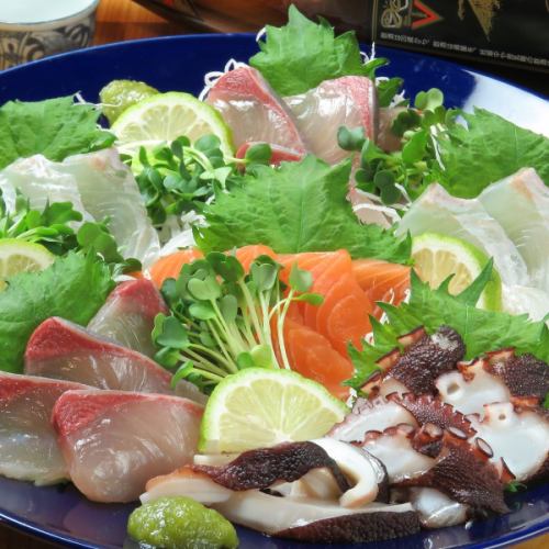 [Sashimi] Fresh fish sent directly from the market every day.