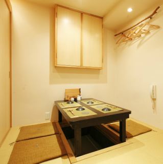 ≫1F≫4席，完全私人的房间。与您的亲人（包括朋友和家人）在一个宁静的日本空间中用餐。