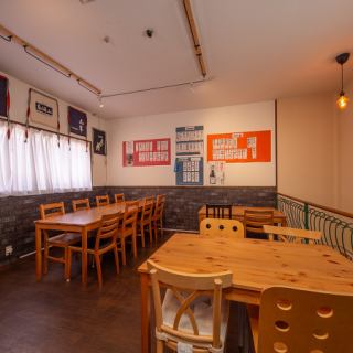 【親しみやすい雰囲気のテーブル席】地元のご友人とゆったり日本酒を味わうひとときを演出する、居心地抜群の空間。