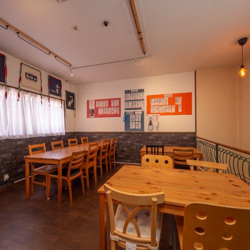【親しみやすい雰囲気のテーブル席】地元のご友人とゆったり日本酒を味わうひとときを演出する、居心地抜群の空間。