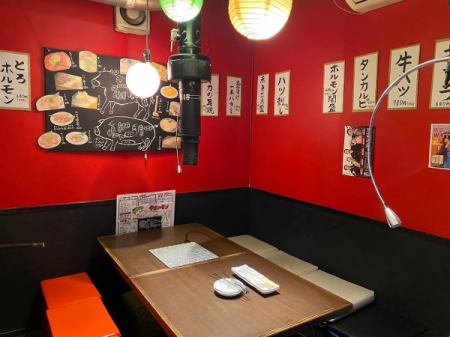 【2名様掛けテーブル】カップルや女性同士など、2名テーブルは渋谷の街並みを眺めながらお食事をお楽しみいただけます。