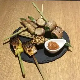 炭火でじっくり香ばしく焼き上げる炭火焼きの豚巻き野菜と魚串の豪華5種盛り合わせ
