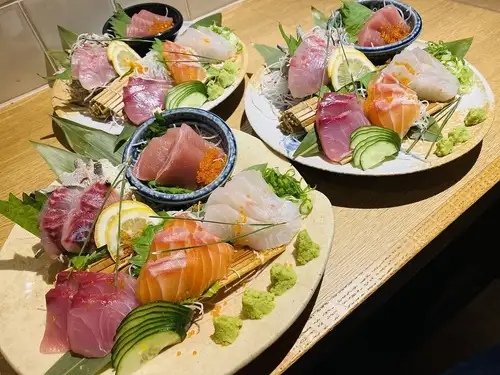 産地直送鮮魚の贅沢な盛り合わせと厳選日本酒
