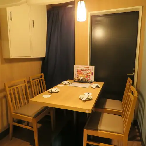 <p>店内は落ち着いた和の空間が広がっており、炭火焼きの香りに包まれながら料理を五感で楽しめます。カウンター席では調理のライブ感を、テーブル席ではゆったりとした時間を満喫◎平日のお仕事帰りのご利用はもちろん、休日にはご家族連れでのご利用におすすめの居心地の良さをご提供しております。</p>