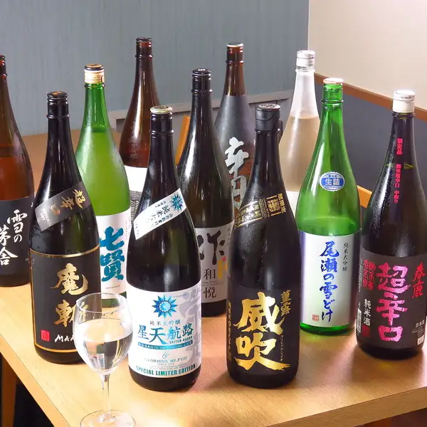門外不出の限定銘柄から、季節のしぼりたてまで。日本酒通をも唸らせる極上のラインナップを揃えました。