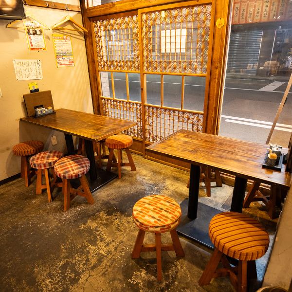 店内は広々とした開放感溢れる空間で、テーブル席は3～4名席を1席、4～6名席を3席ご用意しております！各種宴会やお仕事帰りの飲み会、デート、普段使いのお食事など様々なシーンでご利用いただけます！また、貸切も可能なので、ご予算や人数等もお気軽にご相談ください♪
