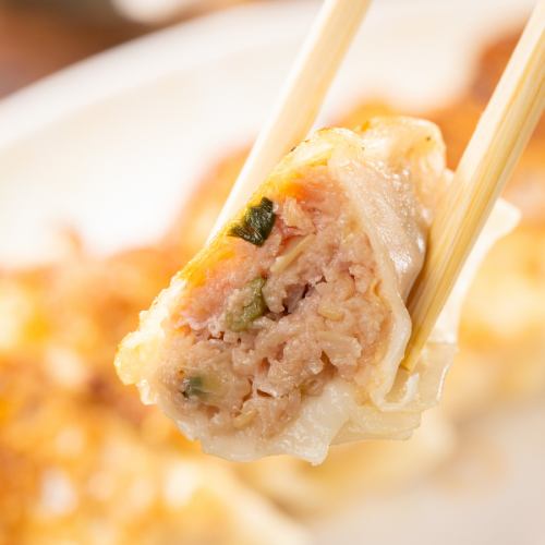 【自家製手包み！】肉汁たっぷりのこだわり抜いた当店自慢の餃子！440円（税込）～