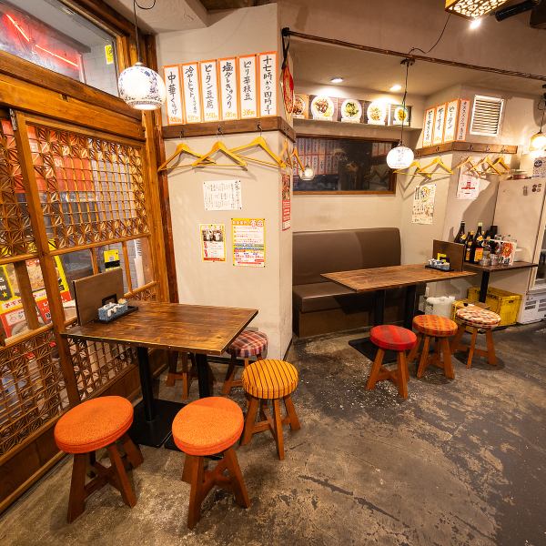 店内は広々とした開放感溢れる空間で、テーブル席は3～4名席を1席、4～6名席を3席ご用意しております！各種宴会やお仕事帰りの飲み会、デート、普段使いのお食事など様々なシーンでご利用いただけます！また、貸切も可能なので、ご予算や人数等もお気軽にご相談ください♪