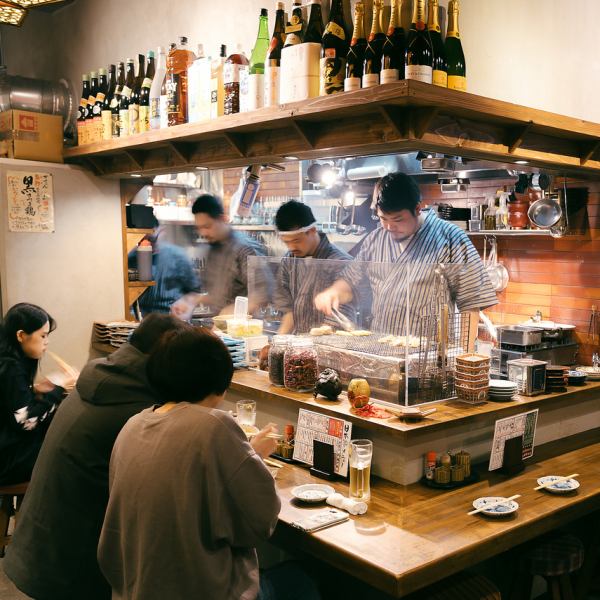 店内カウンター席は、1名席を7席ご用意しております！大衆居酒屋をイメージした店内は、一人でも気軽に入れる雰囲気が自慢です。またデートでも周りを気にせず安心してご利用いただけます！お仕事帰りやお買い物帰りに是非ご利用ください♪